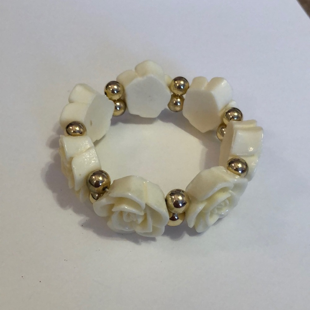 Creamed colored flower bracelet